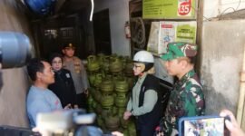 Bupati Lumajang Ir. Hj. Indah Amperawati, M.Si saat sidak disalah satu agen elpiji