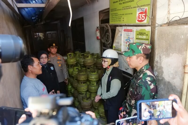 Bupati Lumajang Ir. Hj. Indah Amperawati, M.Si saat sidak disalah satu agen elpiji