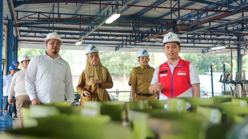 Petugas gabungan saat sidak disalah satu agen elpiji