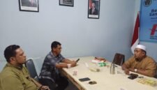 Waka ADM Perhutani SKPH Lumajang KPH Probolinggo Soegiarto Aris Soebagiyo bersama ketua PWI Mujibul Choir