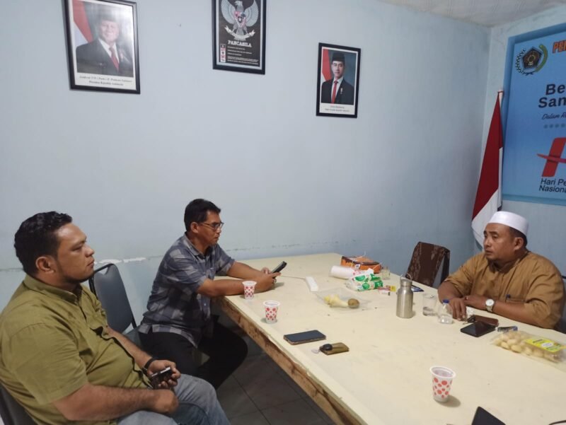 Waka ADM Perhutani SKPH Lumajang KPH Probolinggo Soegiarto Aris Soebagiyo bersama ketua PWI Mujibul Choir