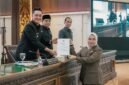 Komisi A DPRD saat menyerahkan Naskah Akedemik Raperda Inisiatif DPRD ke Wakil Bupati Lumajang