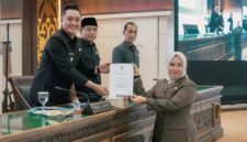 Komisi A DPRD saat menyerahkan Naskah Akedemik Raperda Inisiatif DPRD ke Wakil Bupati Lumajang