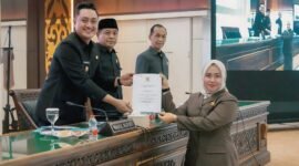 Komisi A DPRD saat menyerahkan Naskah Akedemik Raperda Inisiatif DPRD ke Wakil Bupati Lumajang