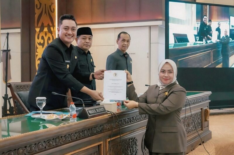 Komisi A DPRD saat menyerahkan Naskah Akedemik Raperda Inisiatif DPRD ke Wakil Bupati Lumajang