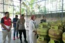 Bupati Lumajang Ir. Hj. Indah Amperawati, M.Si bersama Forkopimda saat sidak disalah satu pangkalan LPG