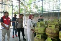 Bupati Lumajang Ir. Hj. Indah Amperawati, M.Si bersama Forkopimda saat sidak  disalah satu  pangkalan LPG  