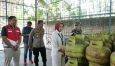 Bupati Lumajang Ir. Hj. Indah Amperawati, M.Si bersama Forkopimda saat sidak disalah satu pangkalan LPG