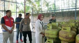 Bupati Lumajang Ir. Hj. Indah Amperawati, M.Si bersama Forkopimda saat sidak  disalah satu  pangkalan LPG  