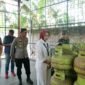 Bupati Lumajang Ir. Hj. Indah Amperawati, M.Si bersama Forkopimda saat sidak  disalah satu  pangkalan LPG  