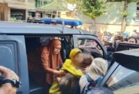 Korban saat mendatangi Polres Lumajang