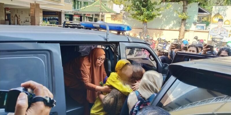 Korban saat mendatangi Polres Lumajang