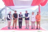 Bupati Lumajang Ir. Hj. Indah Amperawati, M.Si saat mendampingi Gubernur Jatim diacara penataan kawasan TNBTS