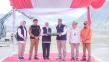 Bupati Lumajang Ir. Hj. Indah Amperawati, M.Si saat mendampingi Gubernur Jatim diacara penataan kawasan TNBTS