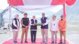 Bupati Lumajang Ir. Hj. Indah Amperawati, M.Si saat mendampingi Gubernur Jatim diacara penataan kawasan TNBTS