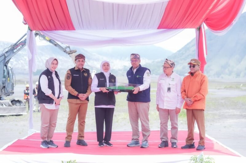 Bupati Lumajang Ir. Hj. Indah Amperawati, M.Si saat mendampingi Gubernur Jatim diacara penataan kawasan TNBTS