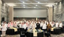 Bupati Lumajang foto bersama Tenaga Pendamping Profesional (TPP) diacara halalbihalal di Aston Hotel