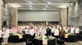 Bupati Lumajang foto bersama Tenaga Pendamping Profesional (TPP) diacara halalbihalal di Aston Hotel 