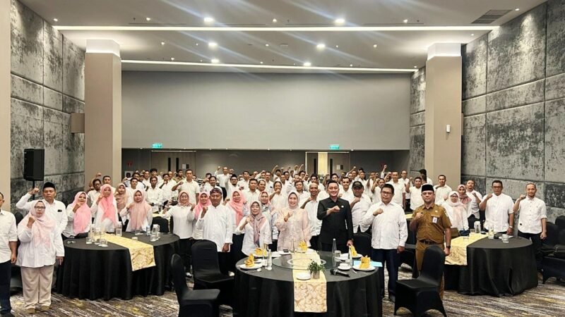 Bupati Lumajang foto bersama Tenaga Pendamping Profesional (TPP) diacara halalbihalal di Aston Hotel 