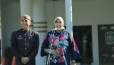 Sekda Lumajang Drs. Agus Triyono, M.si saat foto bersama pimpinan Bank Jatim