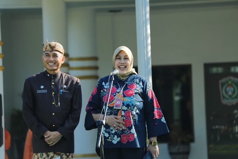 Sekda Lumajang Drs. Agus Triyono, M.si saat foto bersama pimpinan Bank Jatim