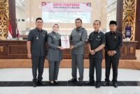 Bupati Lumajang saat menyerahkan nota penyusunan Raperda kepada wakil Ketua DPRD 