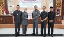 Bupati Lumajang saat menyerahkan nota penyusunan Raperda kepada wakil Ketua DPRD 