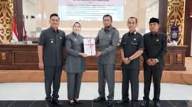 Bupati Lumajang saat menyerahkan nota penyusunan Raperda kepada wakil Ketua DPRD 