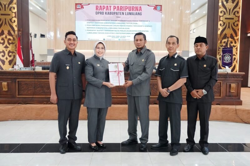 Bupati Lumajang saat menyerahkan nota penyusunan Raperda kepada wakil Ketua DPRD 