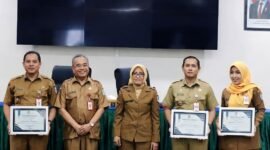 Kepala Dinas Kesehatan Lumajang saat foto bersama Asissten Administrasi dan sejumlah OPD
