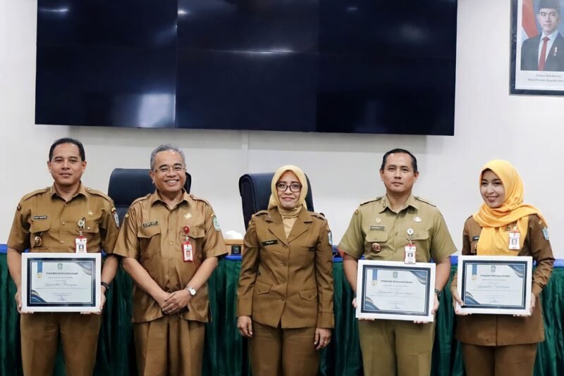 Kepala Dinas Kesehatan Lumajang saat foto bersama Asissten Administrasi dan sejumlah OPD