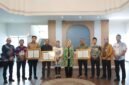 Bupati Lumajang foto bersama penerima sertifikat Indikasi Geografis dari Kementrian Hukum 