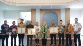 Bupati Lumajang foto bersama penerima sertifikat Indikasi Geografis dari Kementrian Hukum 