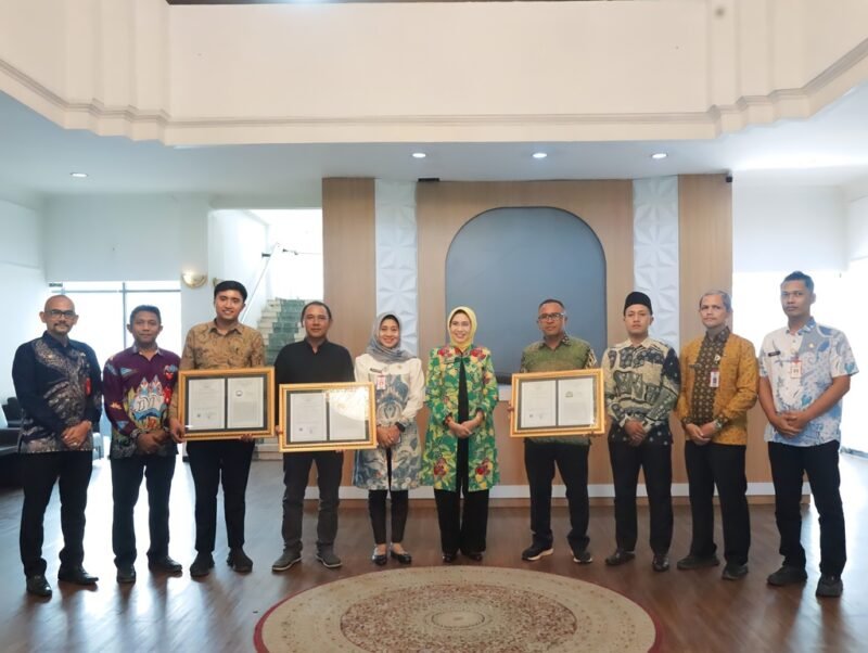 Bupati Lumajang foto bersama penerima sertifikat Indikasi Geografis dari Kementrian Hukum 