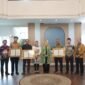 Bupati Lumajang foto bersama penerima sertifikat Indikasi Geografis dari Kementrian Hukum 