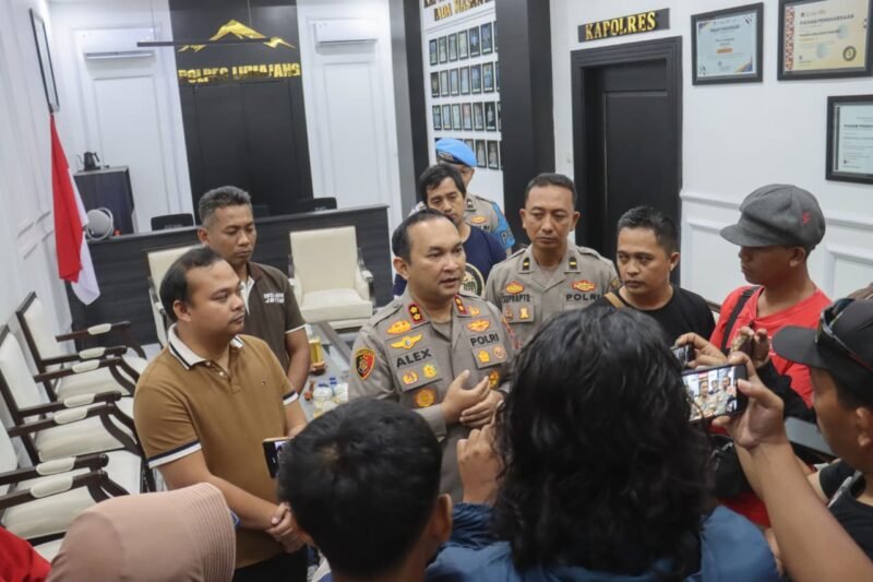 Kapolres Lumajang AKBP Alex Sandy Siregar saat memimpin Doorstop 