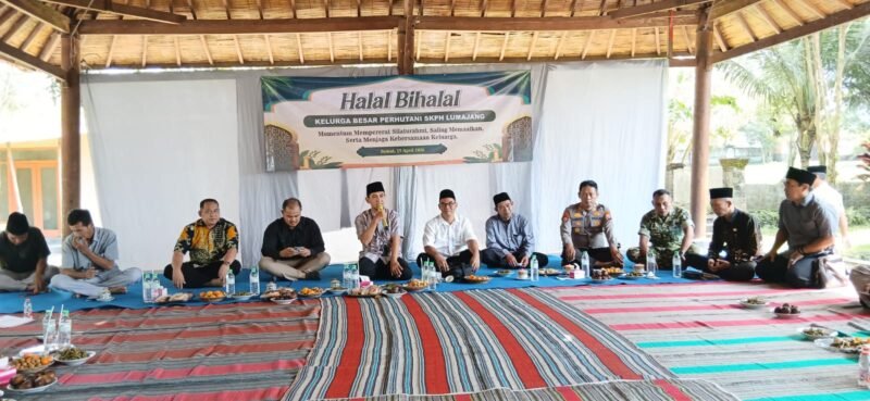 Waka ADM Perhutani SKPH Lumajang KPH Probolinggo saat menghadiri Halal Bihalal di pemandian Alam Jarit