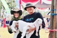 Sekda Lumajang saat menggendong anakan kambing susu Senduro