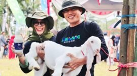 Sekda Lumajang saat menggendong anakan kambing susu Senduro