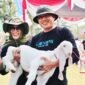 Sekda Lumajang saat menggendong anakan kambing susu Senduro