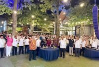 Bupati Lumajang saat foto bersama dengan pimpinan dan karyawan BPR Sentral Artha Asia dan BPR Arta Jaya 