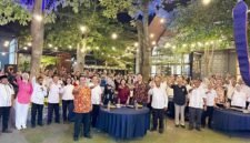 Bupati Lumajang saat foto bersama dengan pimpinan dan karyawan BPR Sentral Artha Asia dan BPR Arta Jaya 