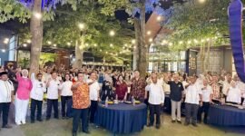 Bupati Lumajang saat foto bersama dengan pimpinan dan karyawan BPR Sentral Artha Asia dan BPR Arta Jaya 