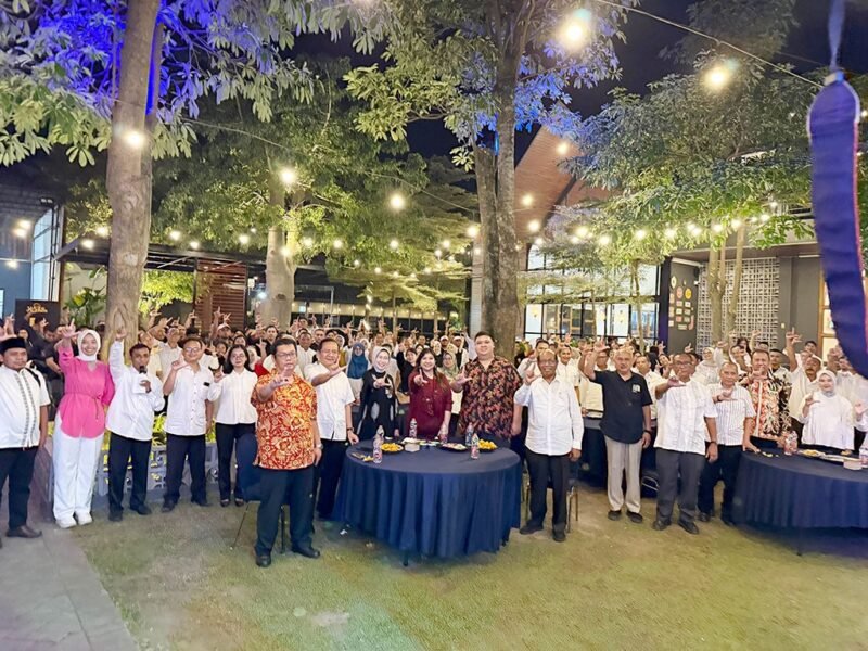 Bupati Lumajang saat foto bersama dengan pimpinan dan karyawan BPR Sentral Artha Asia dan BPR Arta Jaya 