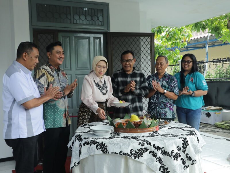 Bupati Lumajang didampingi Wabup saat meresmikan Rumah Singgah Graha Lamajang di Surabaya