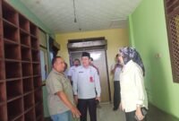 Bupati Lumajang Ir. Hj. Indah Amperawati, M.Si saat  melihat kondisi kantor PWI didampingi Kadis Kominfo dan ketua PWI