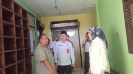 Bupati Lumajang Ir. Hj. Indah Amperawati, M.Si saat  melihat kondisi kantor PWI didampingi Kadis Kominfo dan ketua PWI