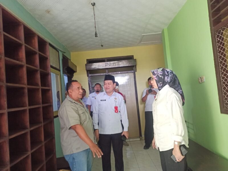 Bupati Lumajang Ir. Hj. Indah Amperawati, M.Si saat  melihat kondisi kantor PWI didampingi Kadis Kominfo dan ketua PWI