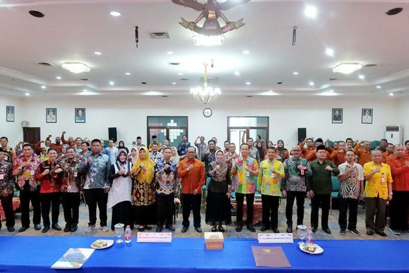Bupati Lumajang foto bersama usai acara rapat koordinasi dorong pariwisata berkelanjutan