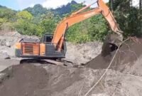Alat berat yang disewa warga Desa Jugosari 